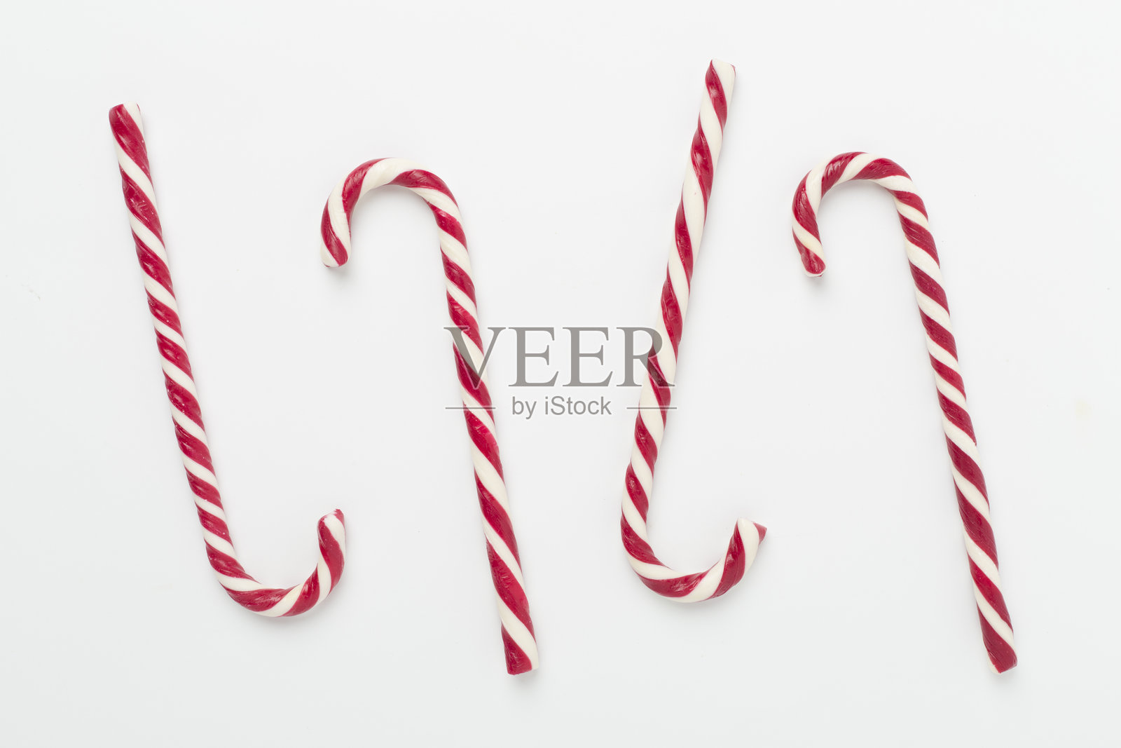 色彩背景上的圣诞棒棒糖极简构图，俯视图照片摄影图片