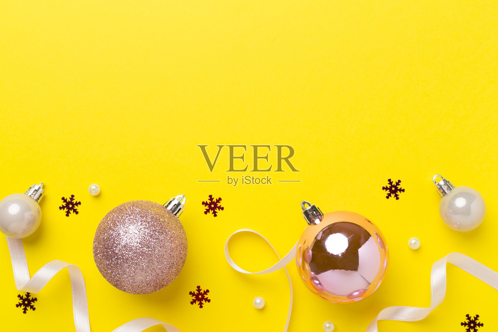 粉色圣诞球与装饰品在彩色背景上的俯视图照片摄影图片