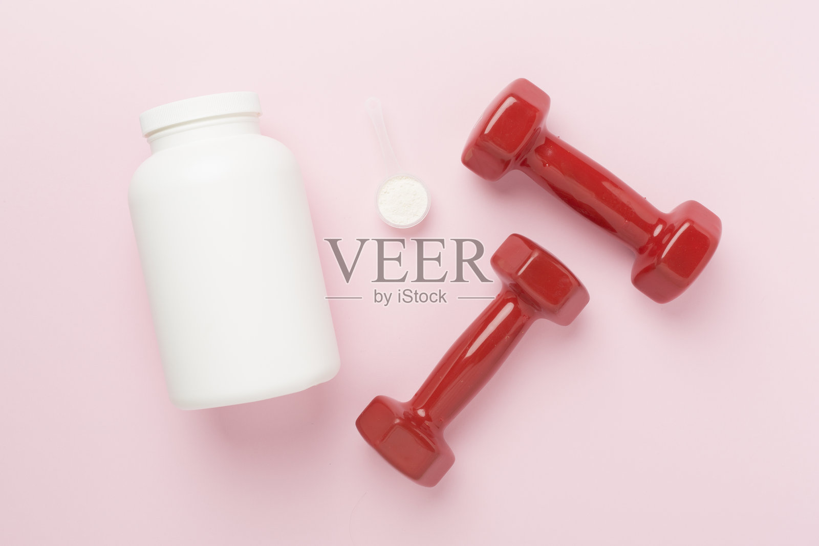 彩色背景上的蛋白粉罐和哑铃，俯视图。运动营养概念照片摄影图片