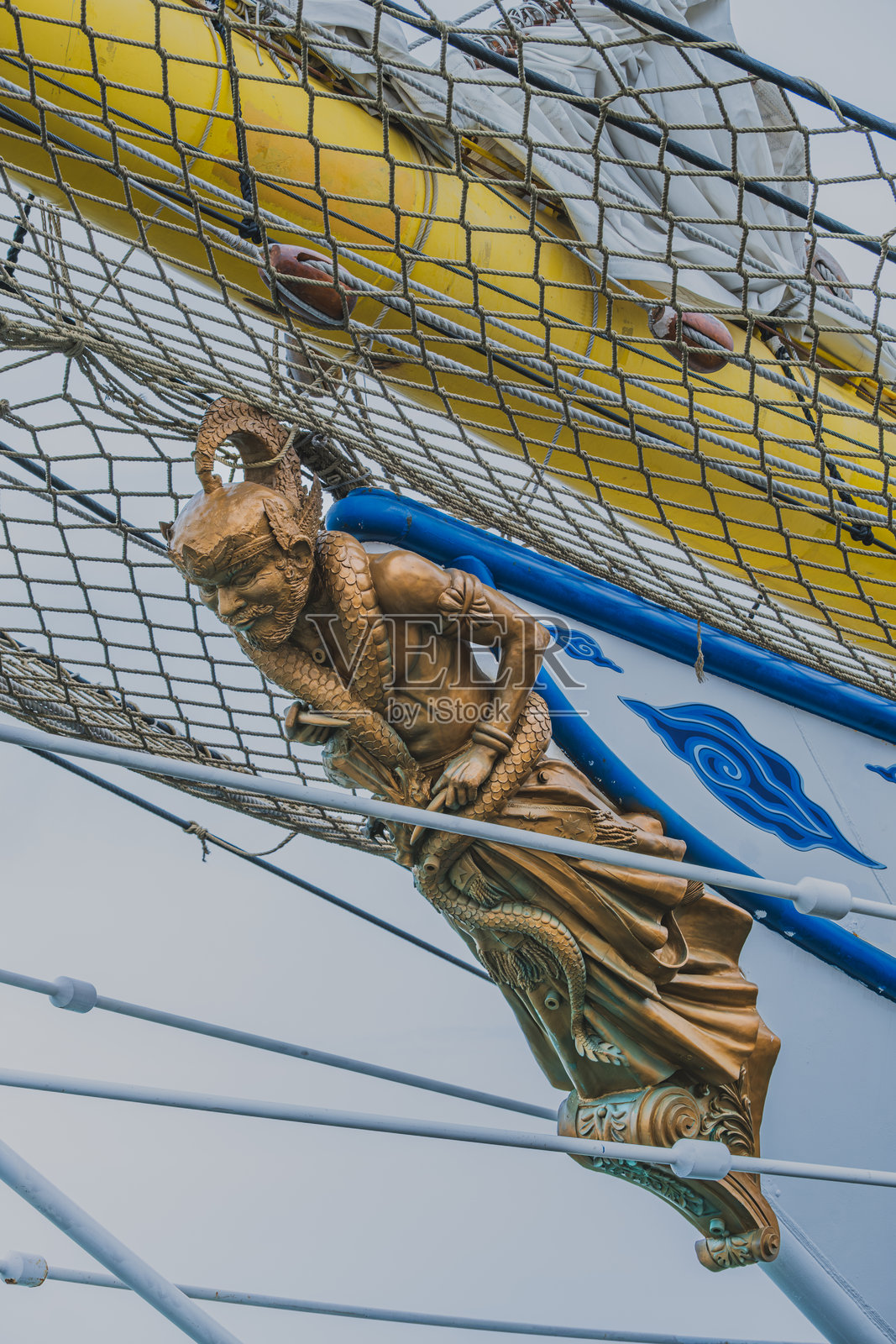 比玛,KRI比玛苏奇号的雄伟船首雕像照片摄影图片