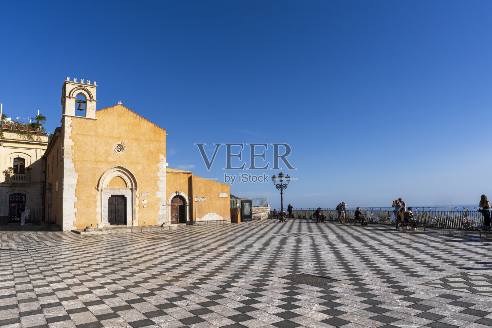 意大利梅西纳塔奥米纳的蓝天下，教堂前的方格图案。照片摄影图片