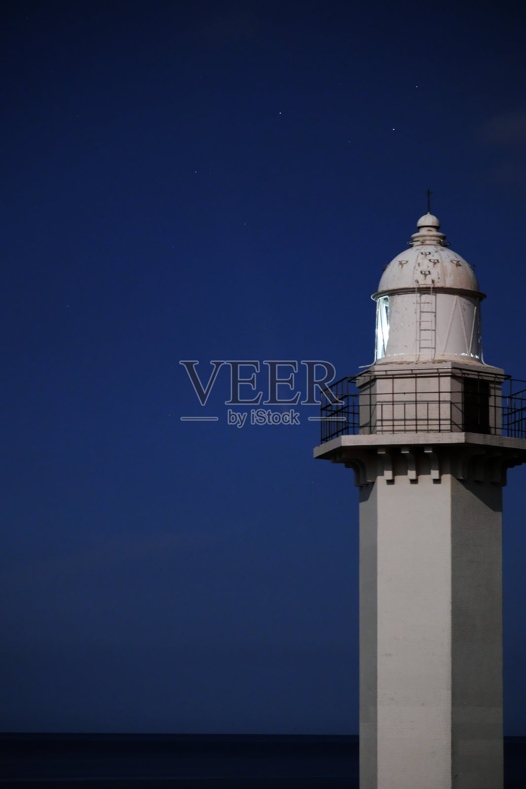 紫色山脉、亚特拉斯彗星与灯塔风景照片摄影图片