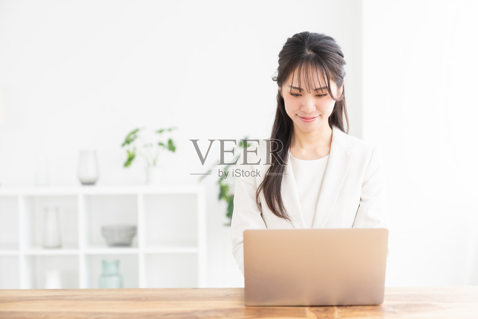 年轻的亚洲女商人正在使用笔记本电脑照片摄影图片