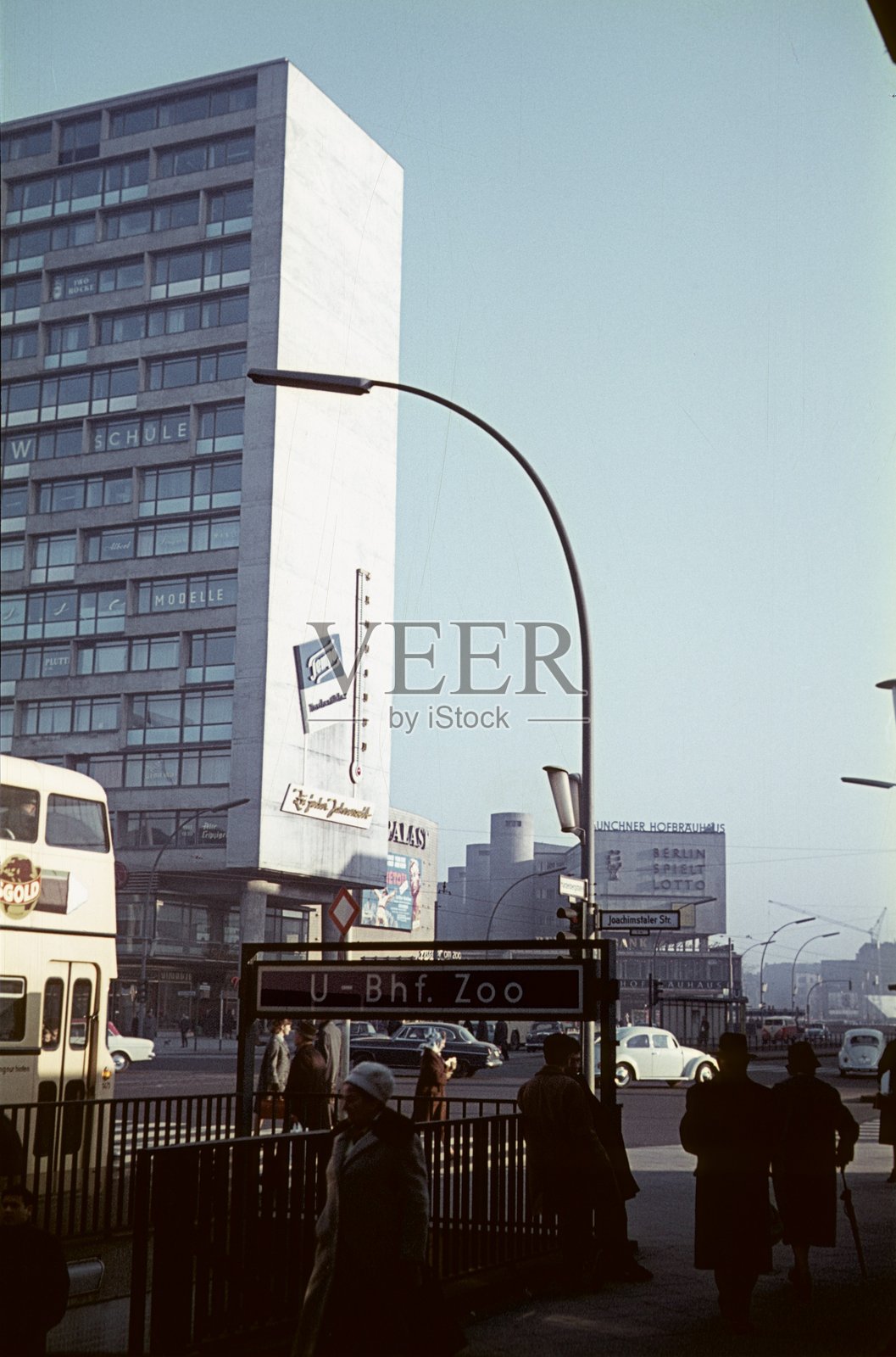 柏林西城哈登贝格街与约阿希姆斯塔勒街交界处的街景照片摄影图片