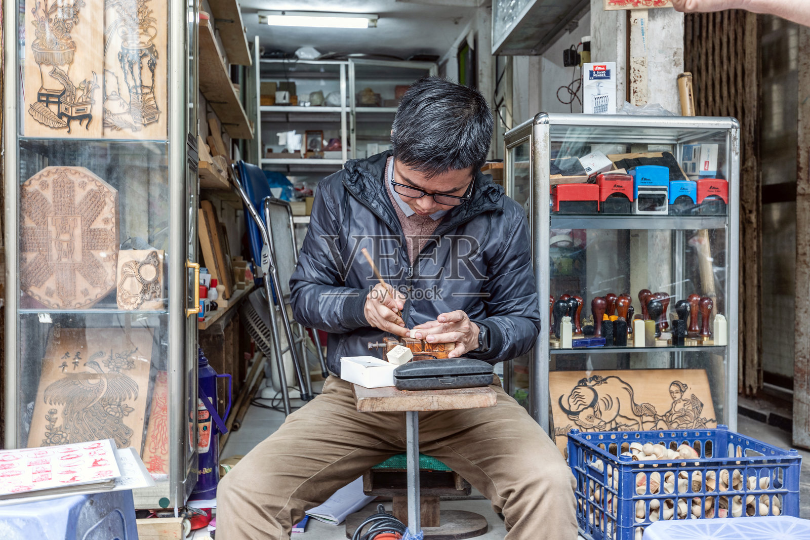 在河内街头制作印章照片摄影图片