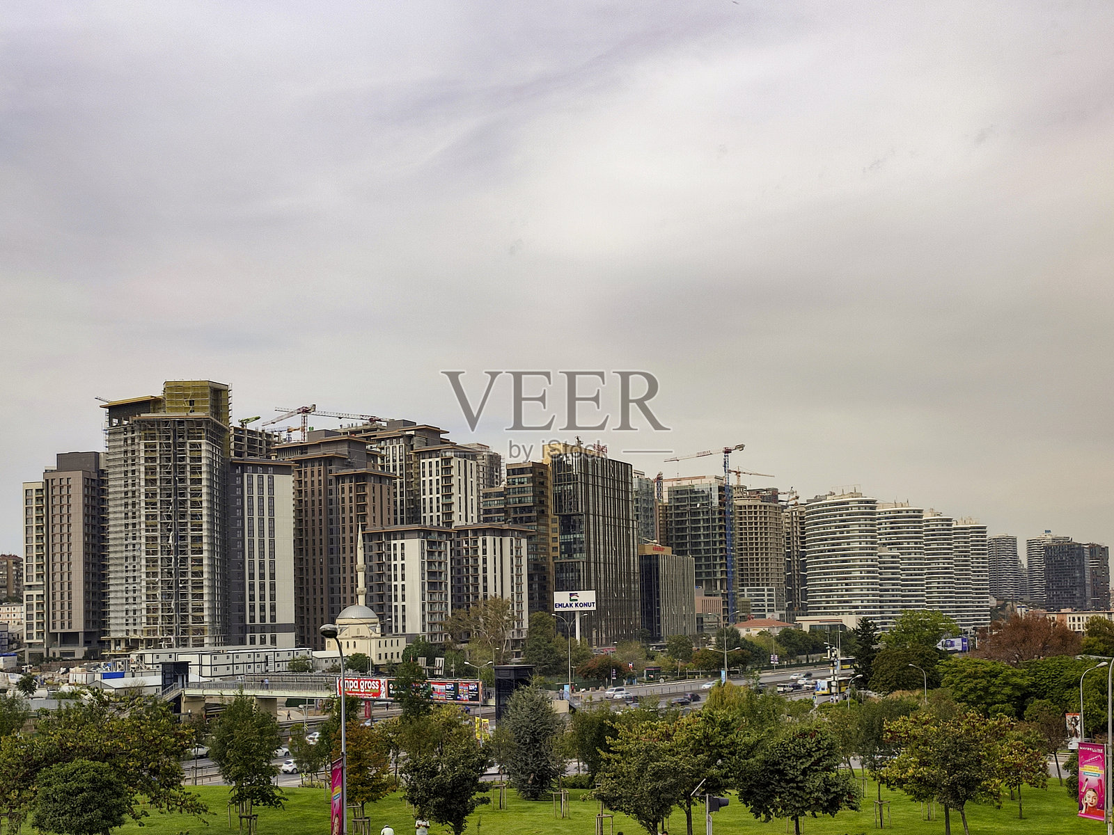 现代摩天大楼公寓位于土耳其伊斯坦布尔卡迪柯伊的亚纳托利亚侧阿塔谢希尔镇。照片摄影图片