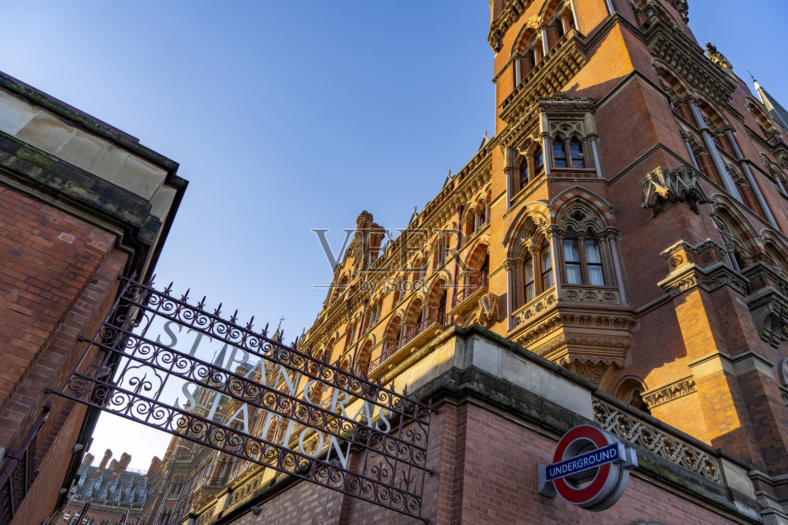 伦敦圣潘克拉斯车站的入口照片摄影图片