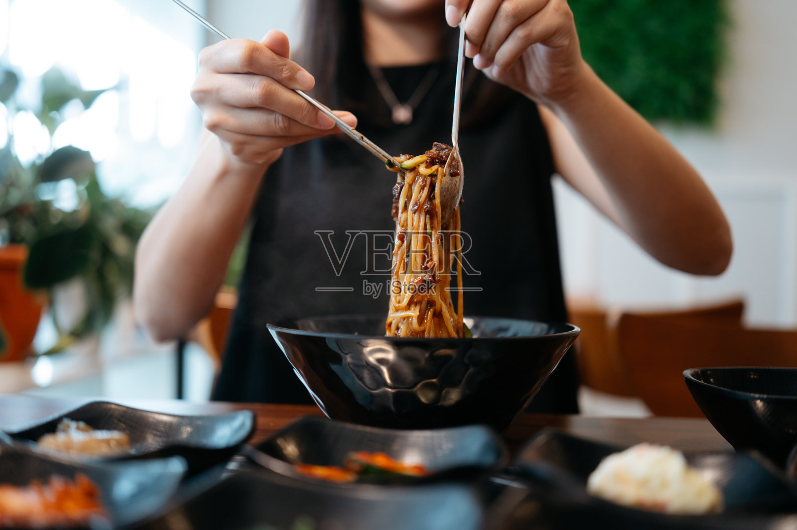 韩国传统黑豆酱面条，炸酱面照片摄影图片