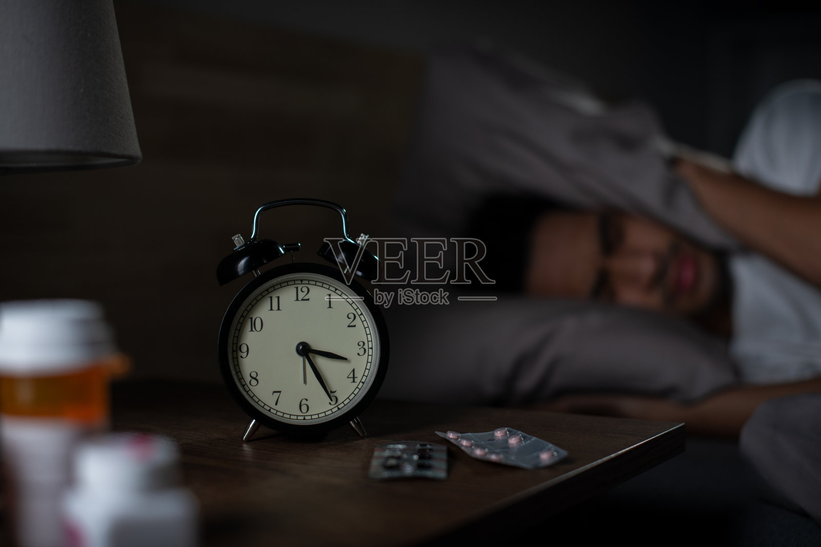 抑郁的年轻亚洲男子躺在床上因失眠无法入睡照片摄影图片