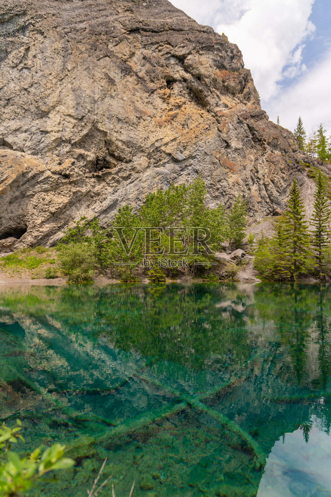 阿尔伯塔省坎莫尔的格拉西湖小径上，夏季的加拿大落基山脉壮丽景色。照片摄影图片