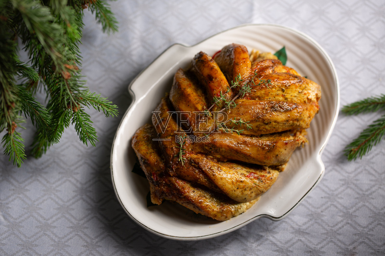 带骨烤鸡胸肉，假日火鸡的替代选择照片摄影图片