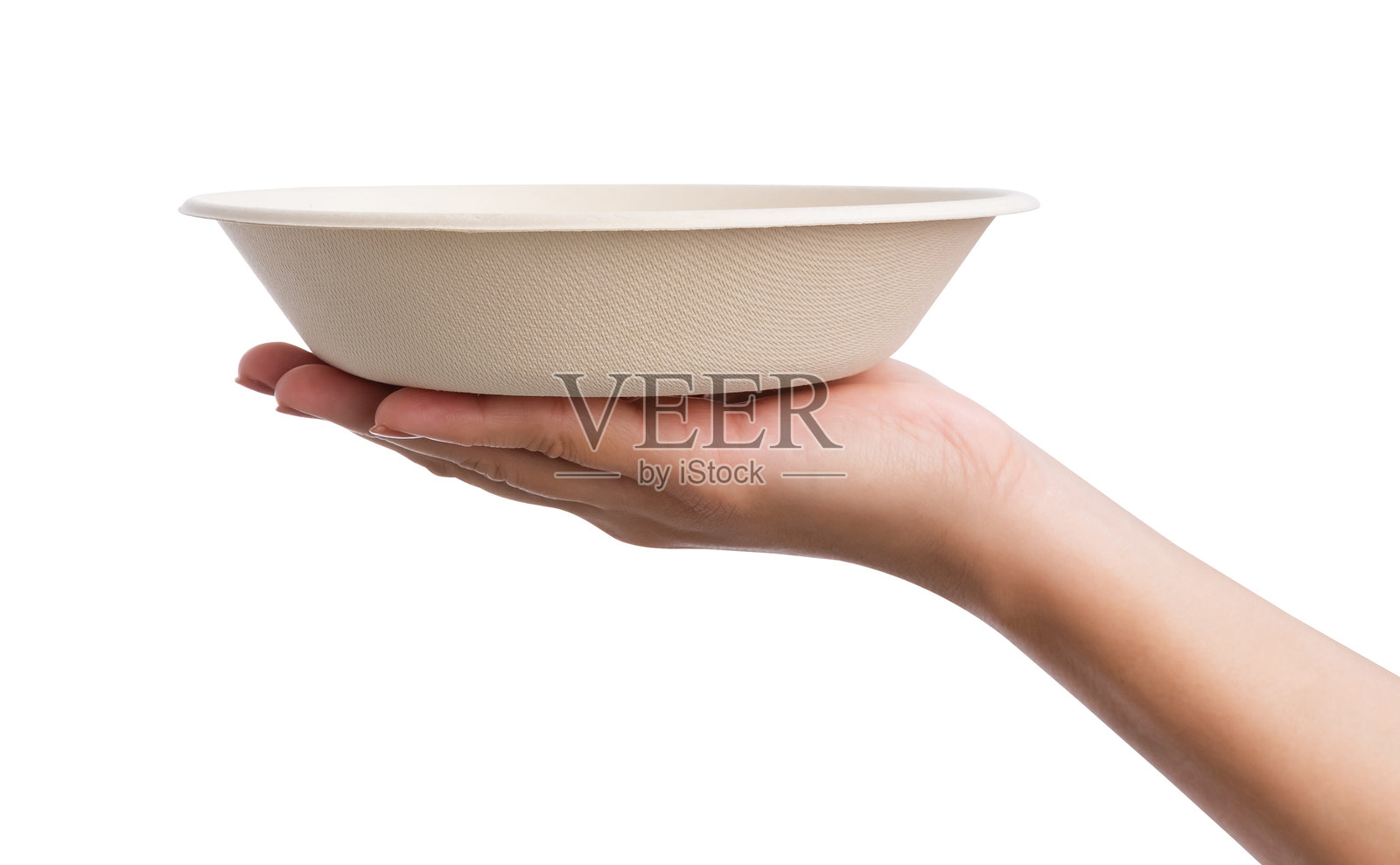 女性手握着纤维食品盒和纸杯，背景为白色，带有抠图路径。照片摄影图片