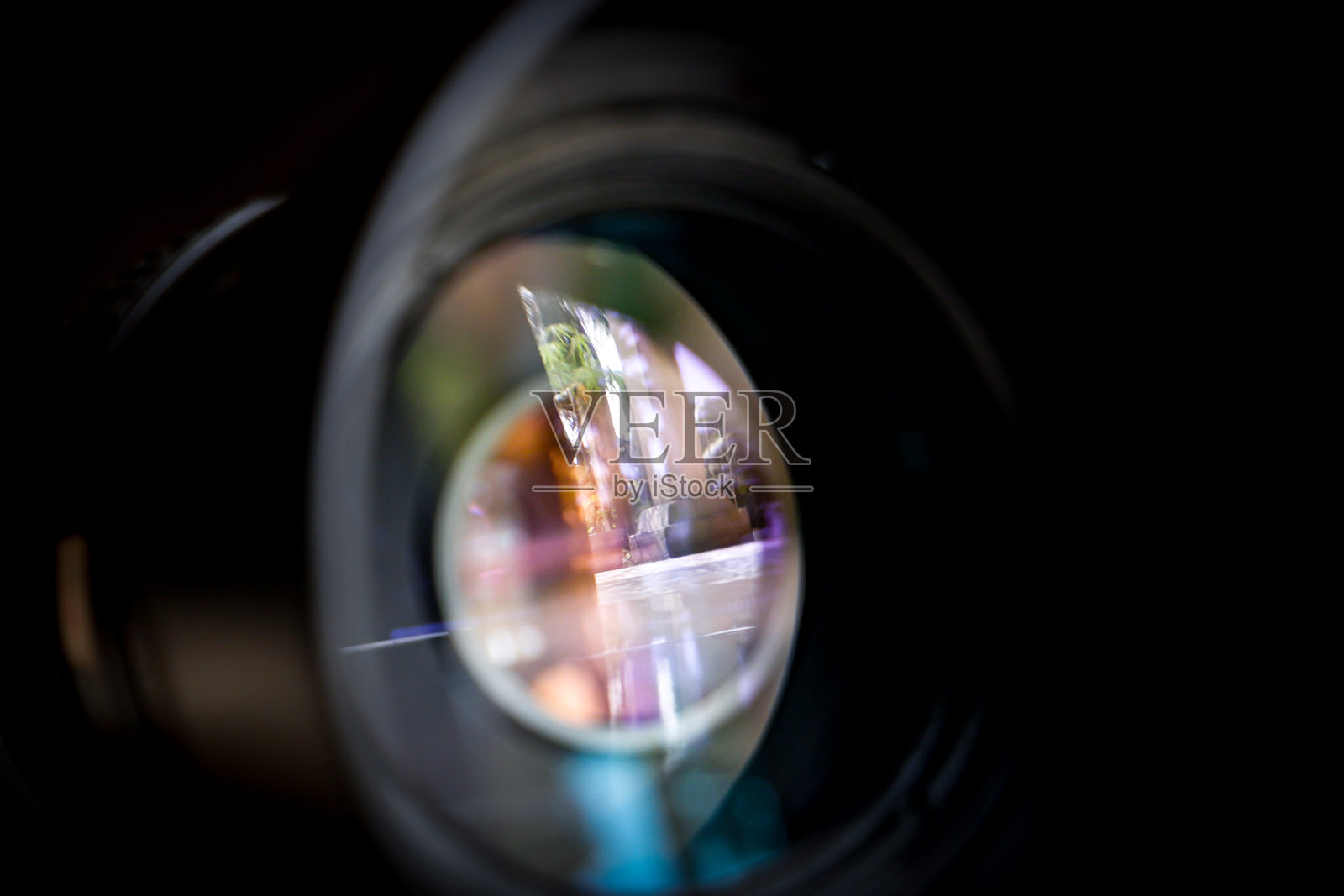 单反相机、单镜头反光相机或无反光镜相机镜头的特写，透视镜头内部结构，同时可见镜头表面的反射。照片摄影图片