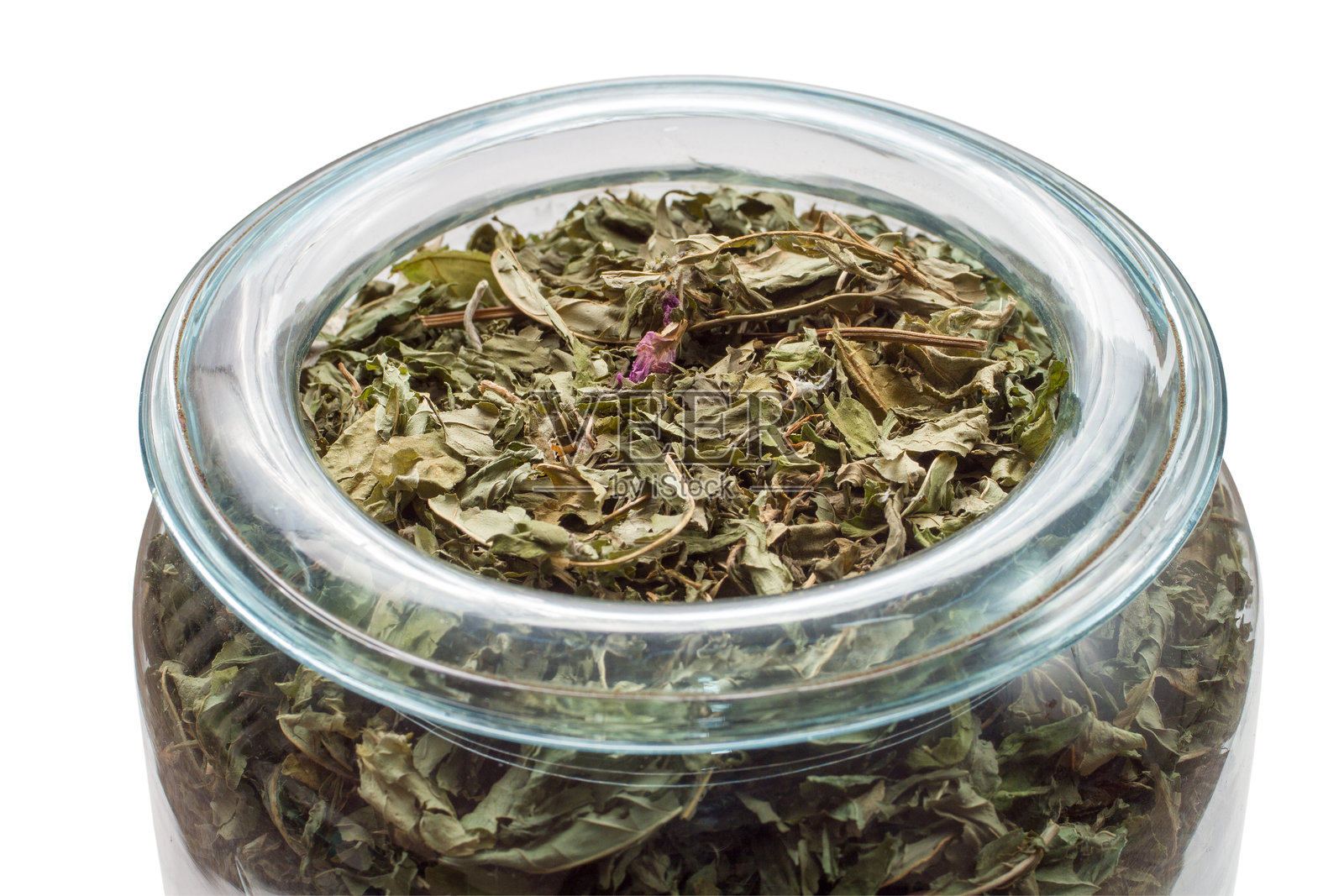 玻璃罐中的碎薄荷叶。照片摄影图片