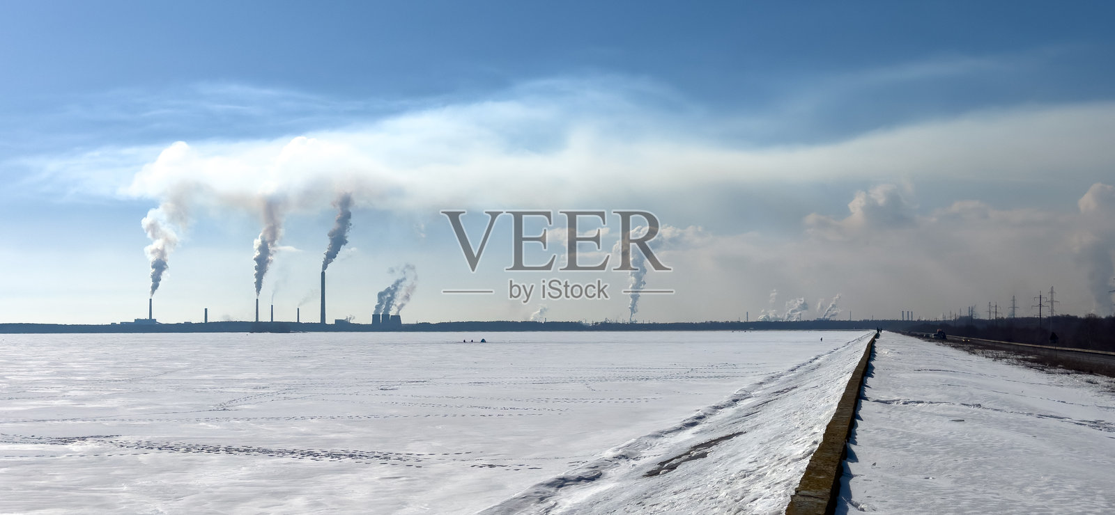 一个大型工业区，工厂冒出烟雾和蒸汽照片摄影图片