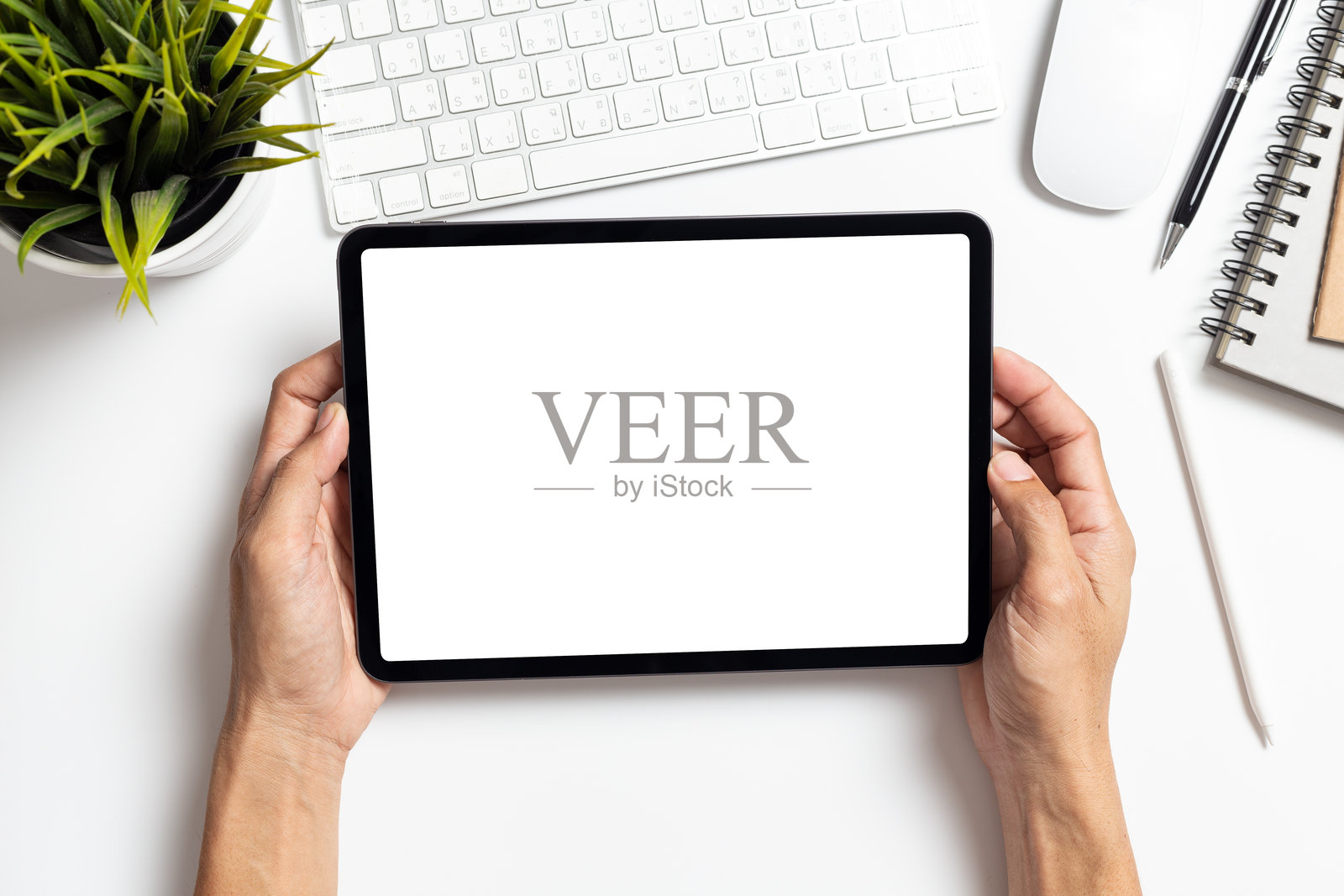 商务人士手持平板电脑，屏幕为空白白色的模拟图像照片摄影图片