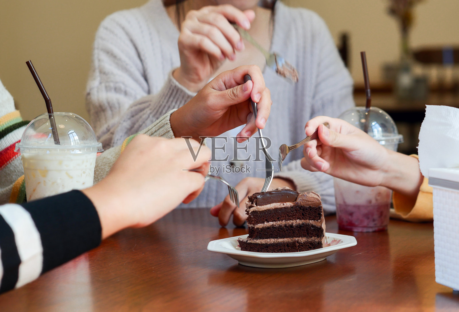 一群亚洲青少年在家里的客厅里吃蛋糕吐司照片摄影图片