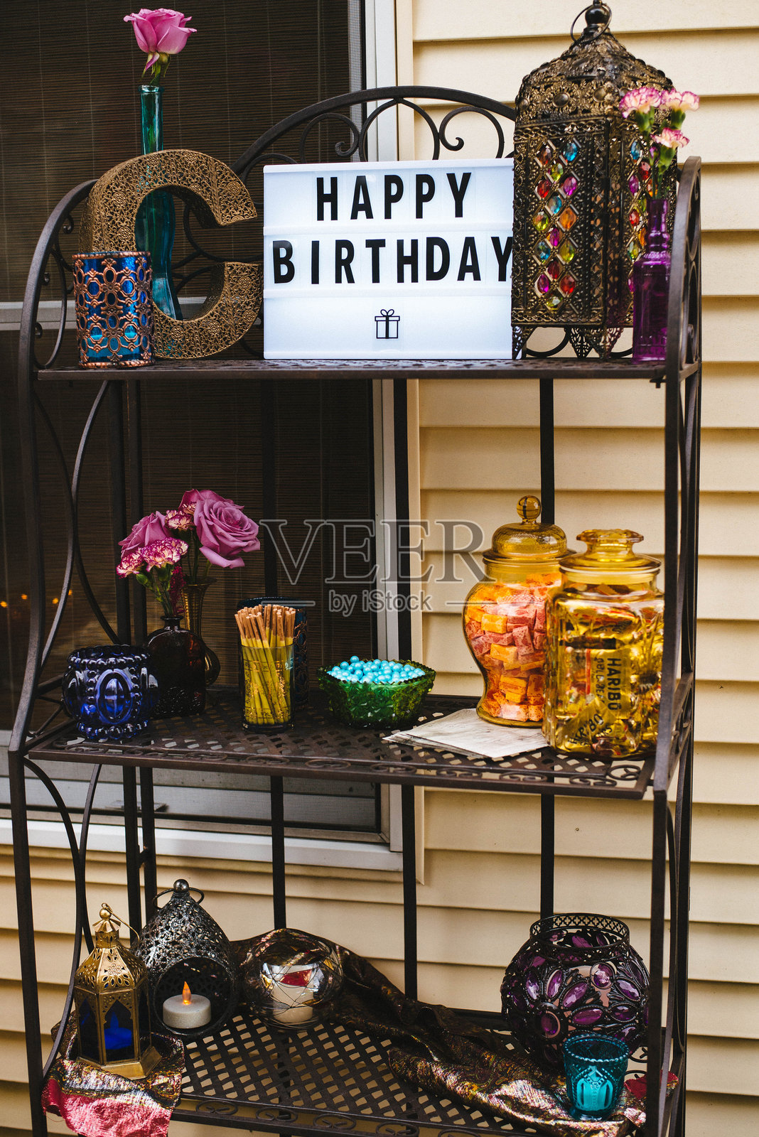摩洛哥户外生日派对布置，带有生日快乐标志照片摄影图片