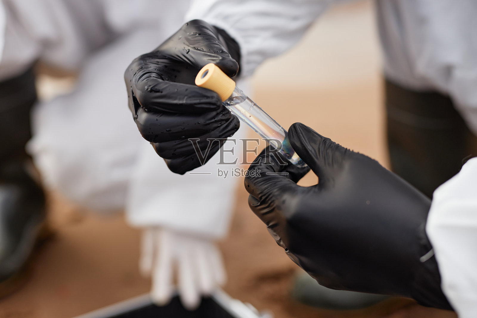 穿着防护服的男子进行探测照片摄影图片