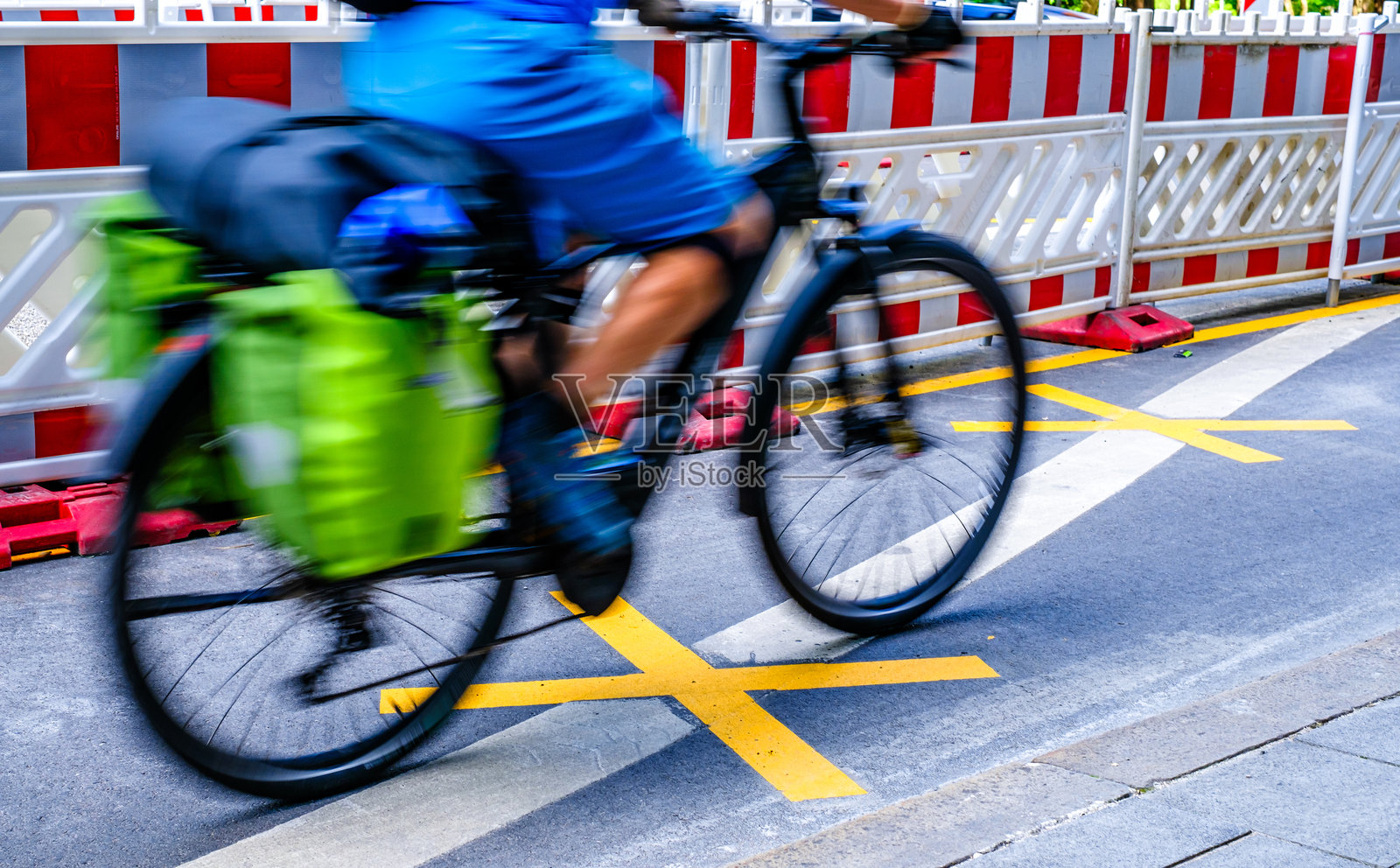 街道上的典型安全障碍物照片摄影图片