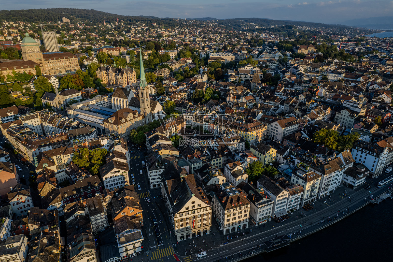 瑞士苏黎世的美丽鸟瞰图 - 利马特河及其标志性的教堂、建筑和钟楼。照片摄影图片
