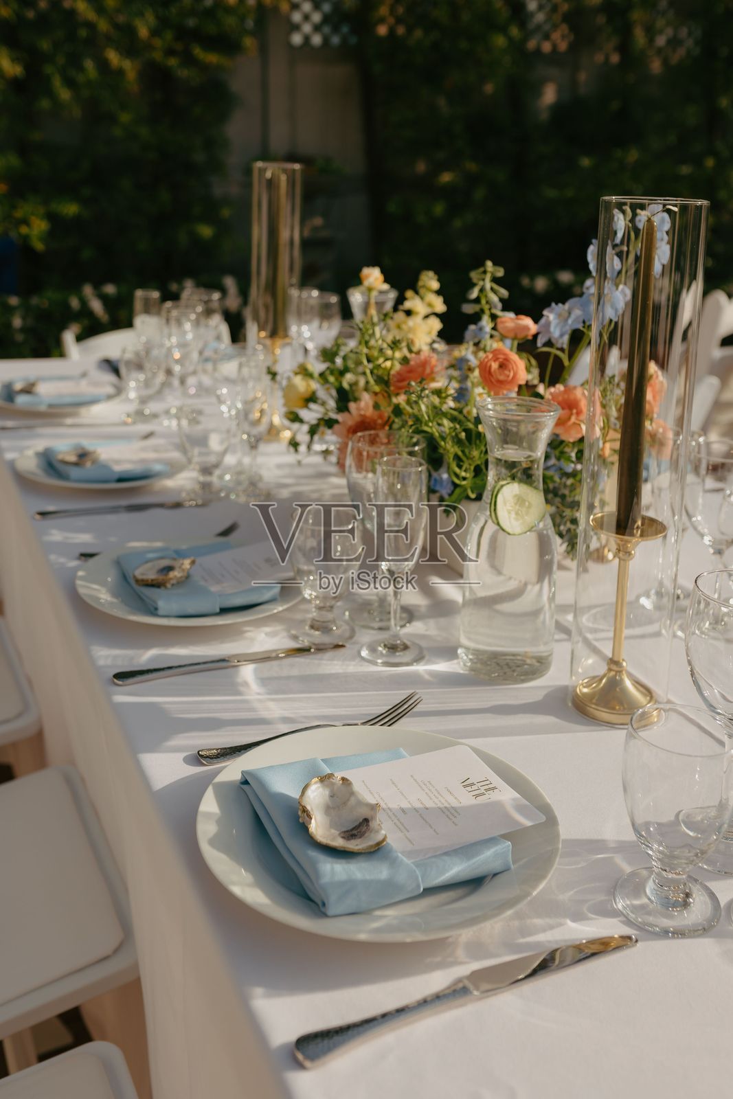 优雅的婚礼桌布置，配有鲜花和酒杯，完美适合浪漫的庆祝活动照片摄影图片