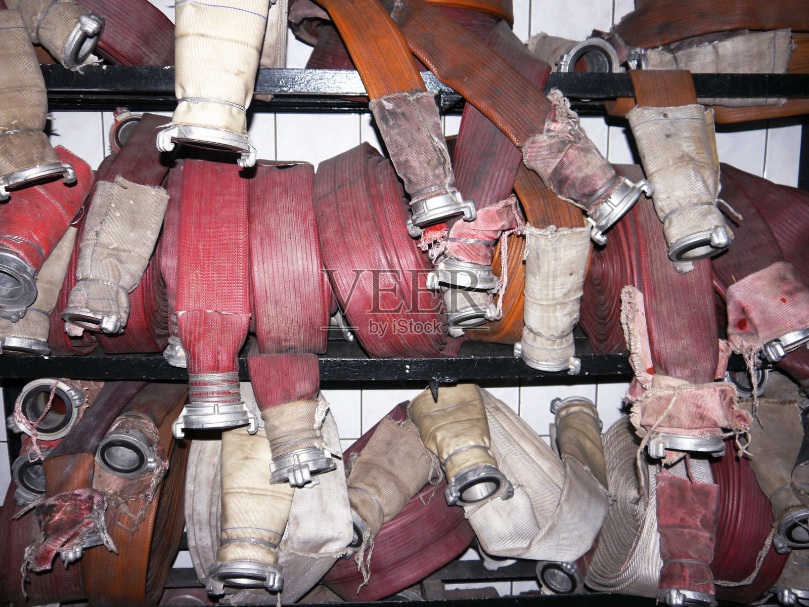 带金属接头的消防水带架正面视图照片摄影图片