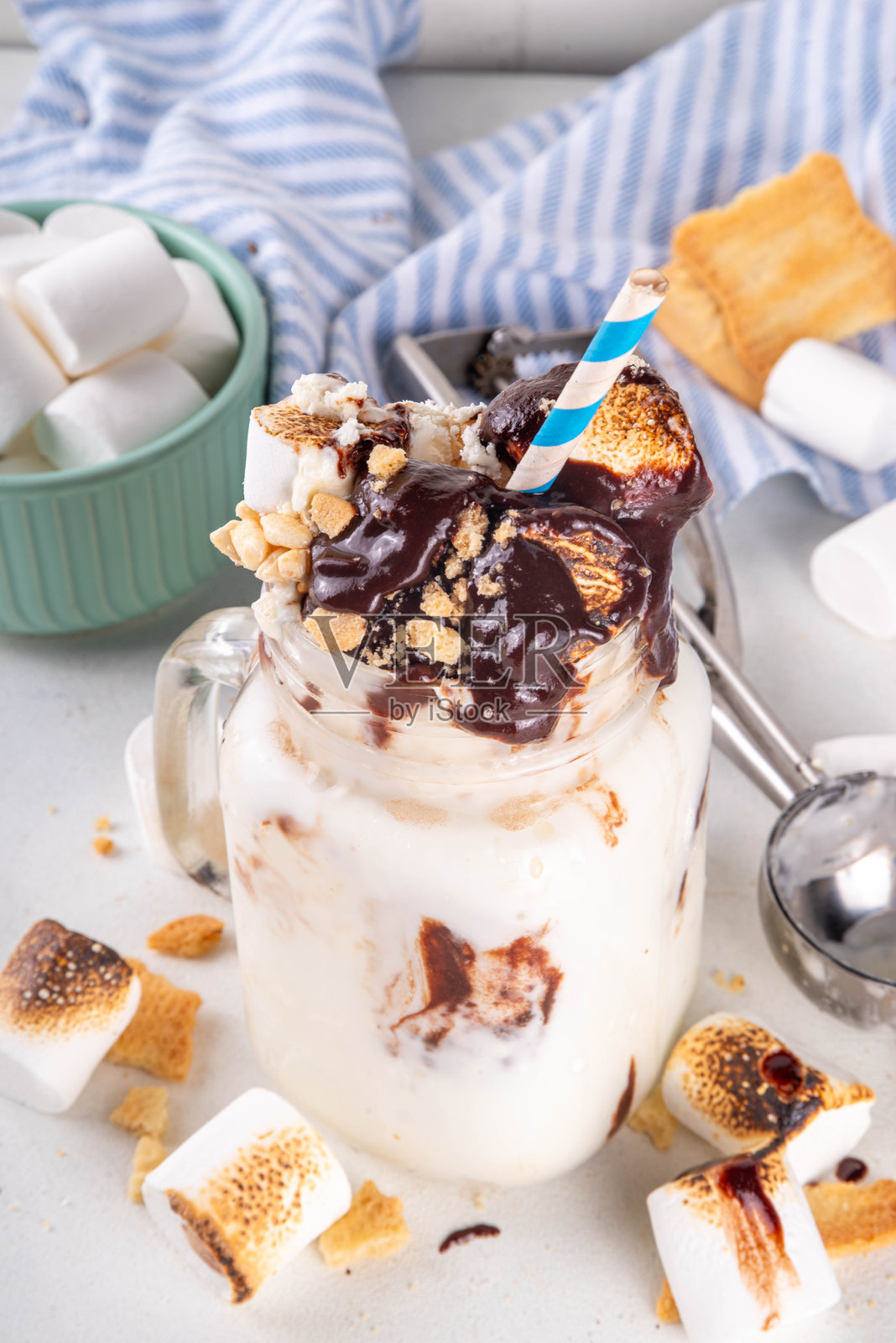 美味的超载冬季棉花糖奶昔照片摄影图片