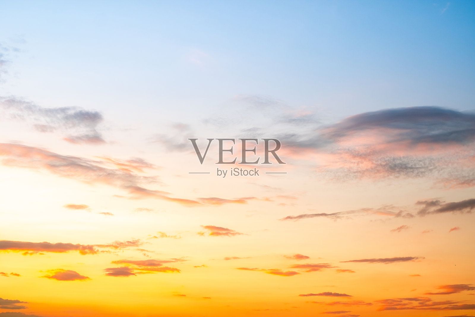 像明亮的金色和蓝色天空。日出被各种形状的云彩装饰，黄昏，暮光，大尺寸，高分辨率风景照片照片摄影图片