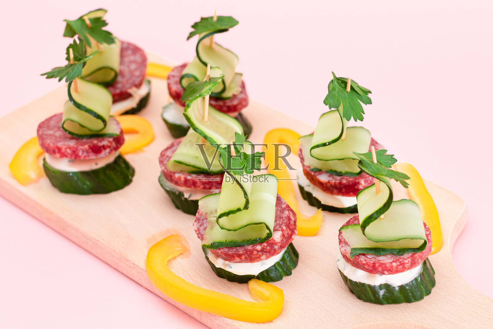 无面包的开胃小菜，配有香肠、黄瓜、绿叶蔬菜和奶油奶酪照片摄影图片