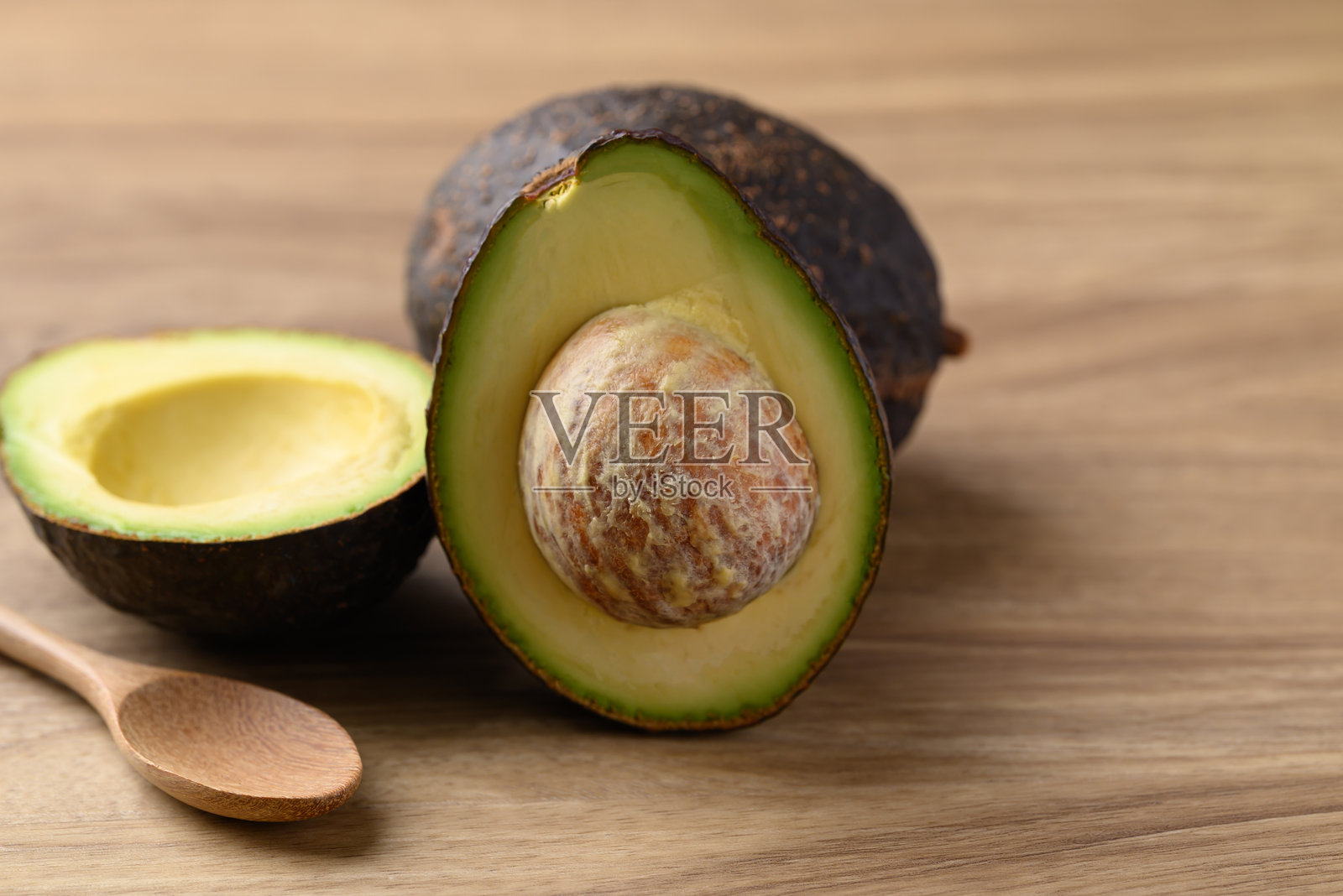 成熟的哈斯鳄梨，随时可以食用，健康的水果照片摄影图片