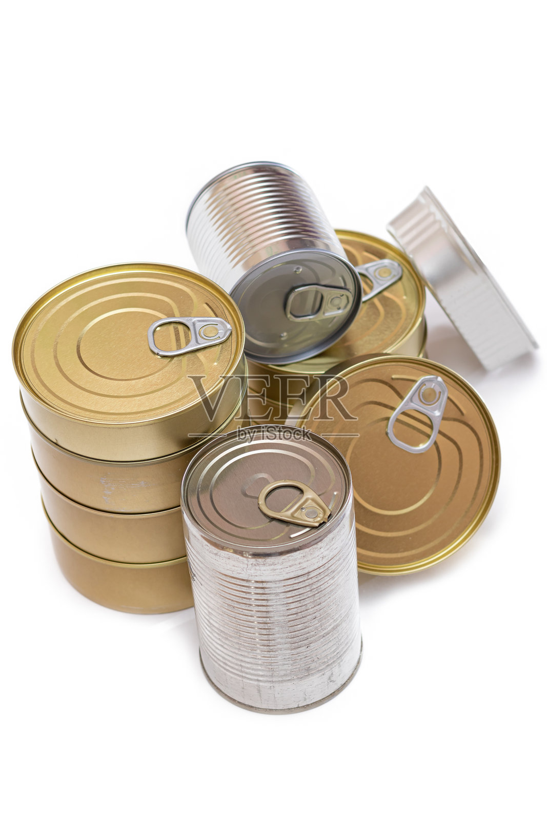 一组堆叠的空白边缘铁罐，孤立在白色背景上照片摄影图片