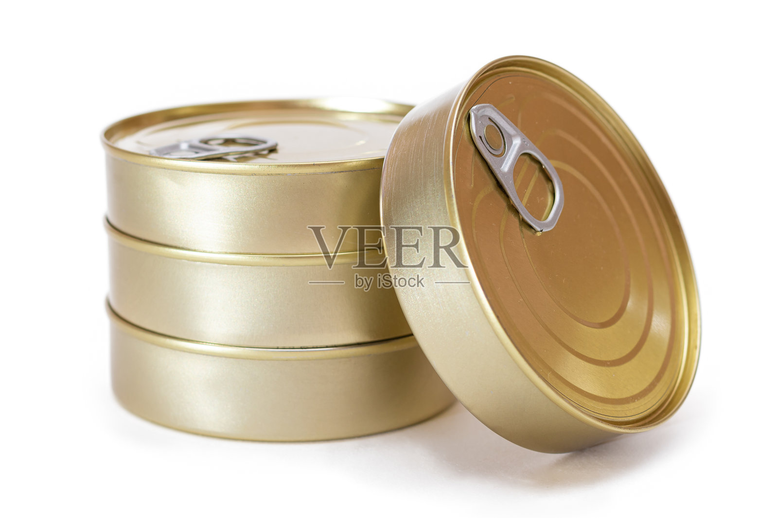 一组堆叠的空白边缘铁罐，孤立在白色背景上照片摄影图片