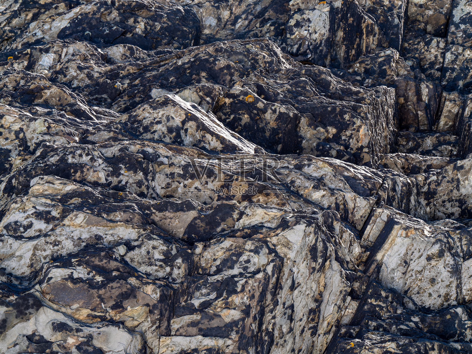 地质层作为背景。石头纹理，满画幅。棕色和灰色的岩石形成。照片摄影图片