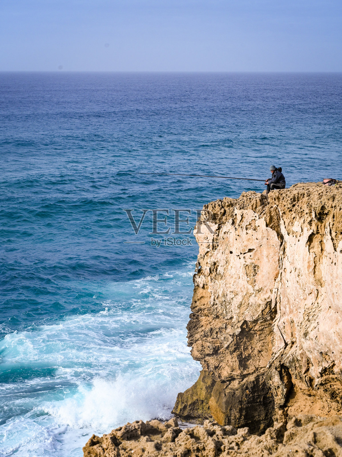 悬崖钓鱼照片摄影图片