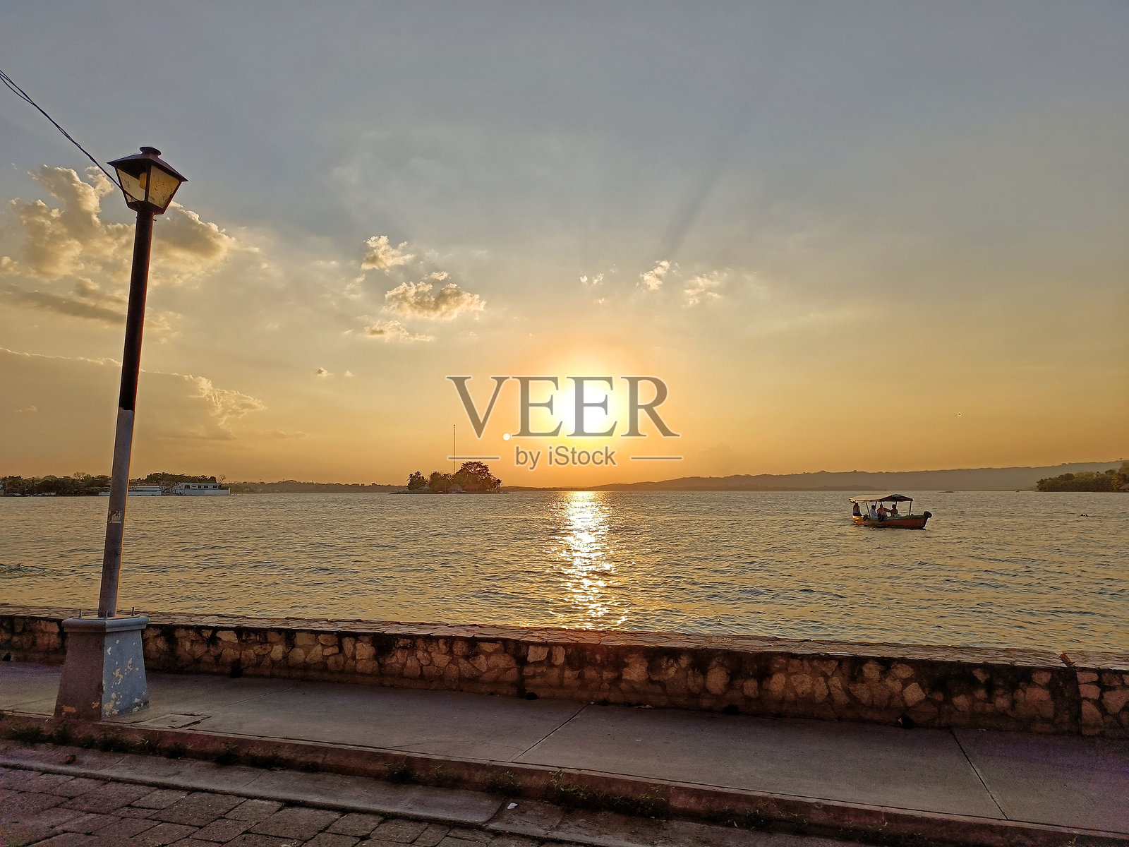 危地马拉弗洛雷斯岛上佩滕伊察湖的宁静日落照片摄影图片