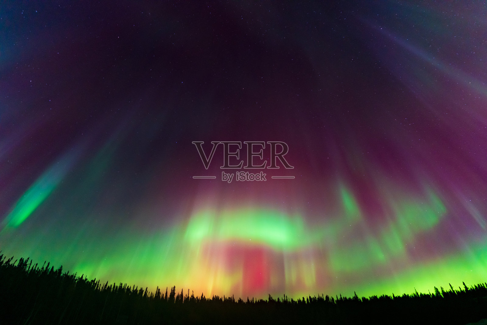 五彩斑斓的极光，北极光，位于加拿大西北地区的黄刀镇照片摄影图片