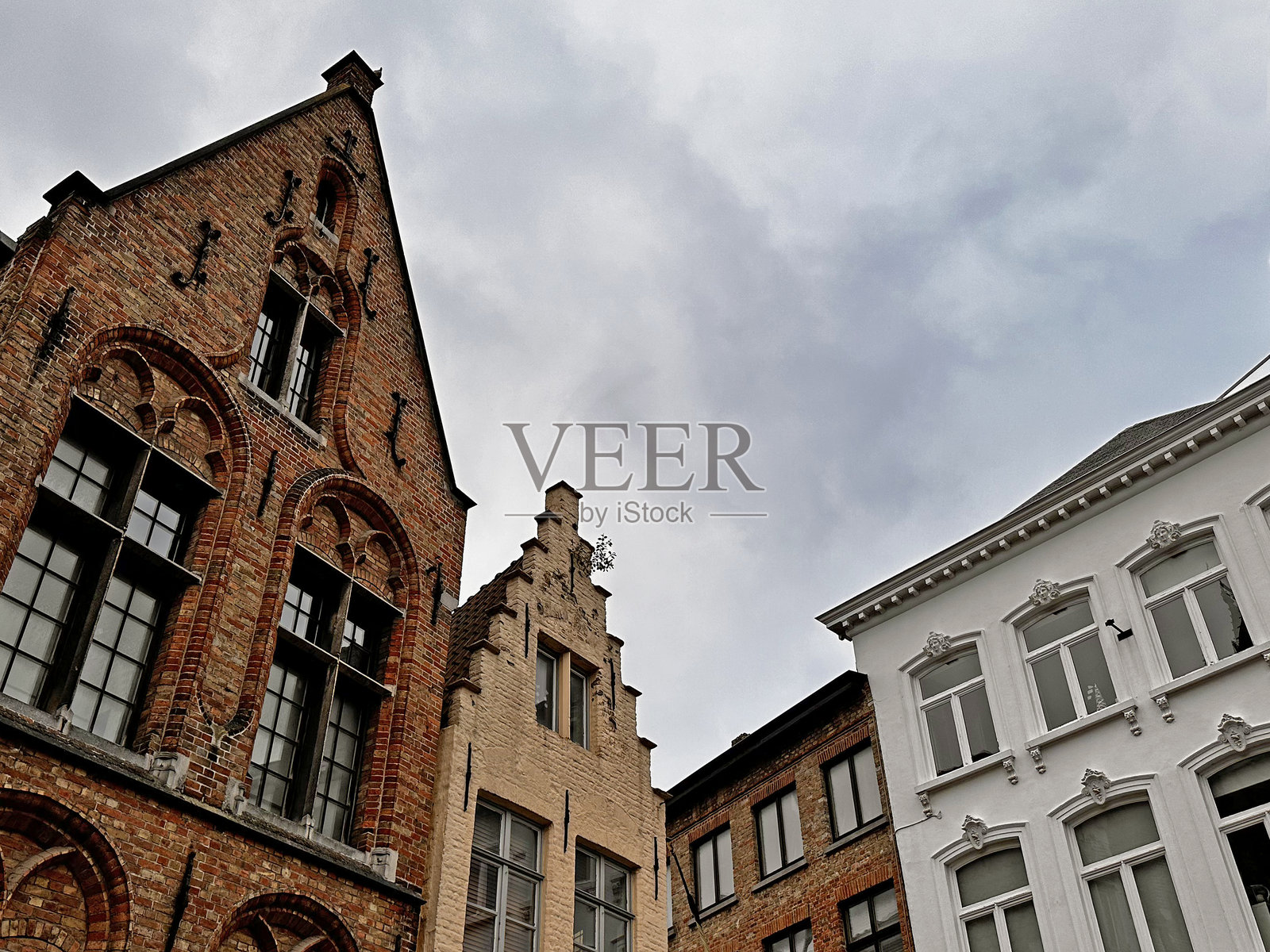 古老中世纪小镇上美丽的房屋外立面照片摄影图片