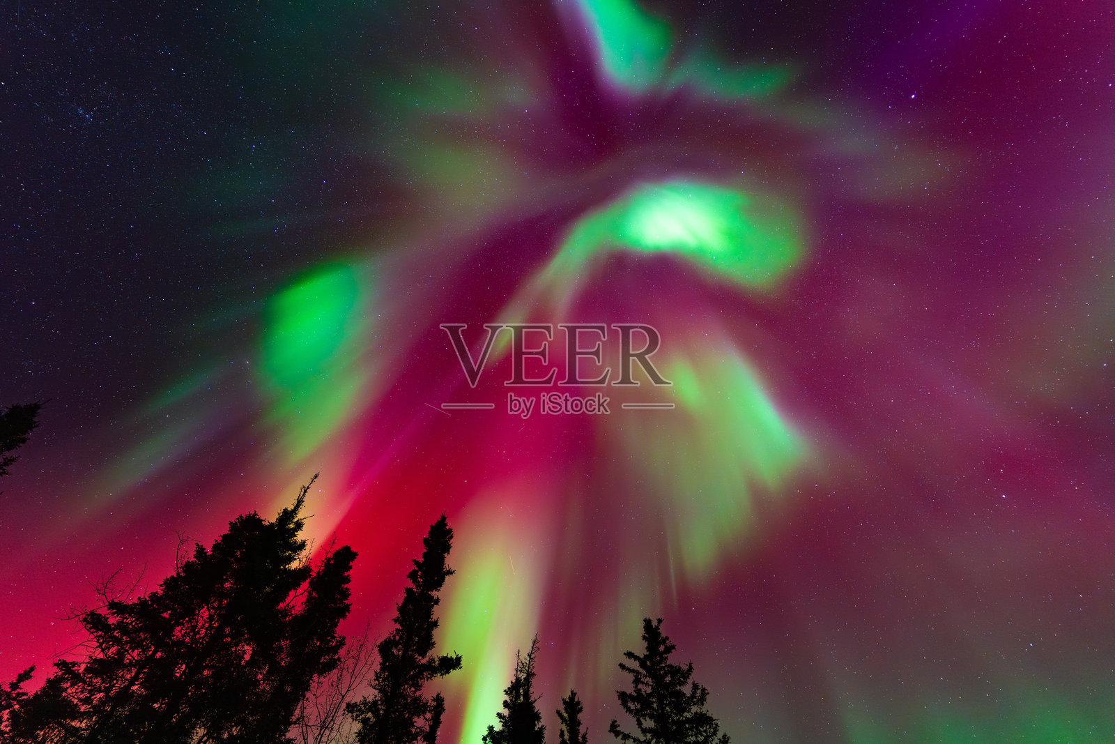 五彩斑斓的极光，北极光，位于加拿大西北地区的黄刀镇照片摄影图片