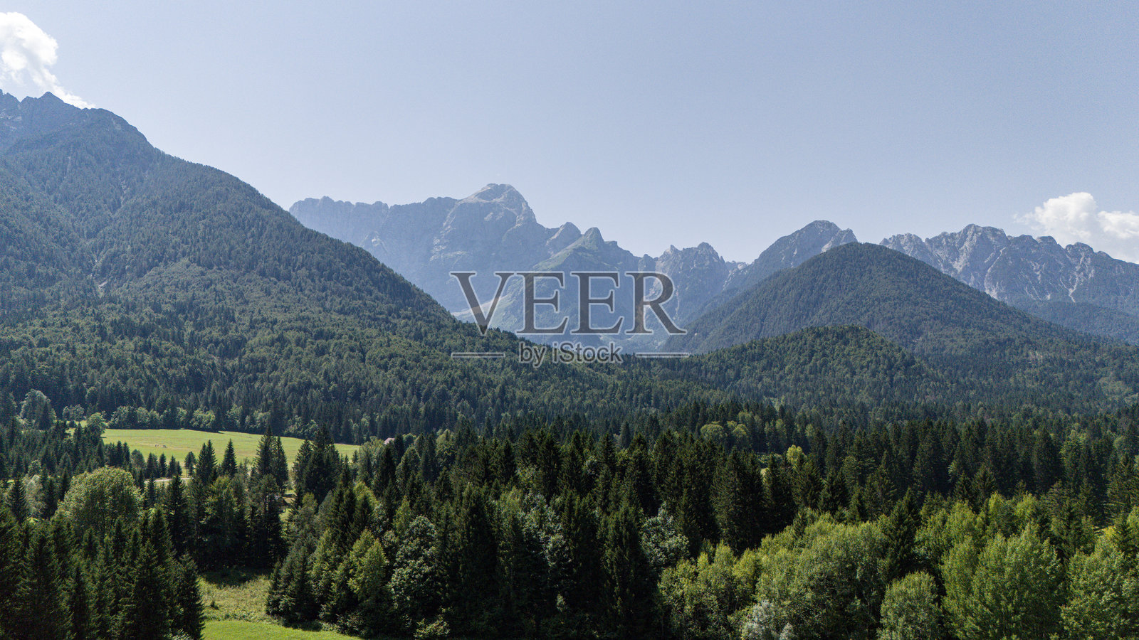 清澈天空下的山林全景照片摄影图片