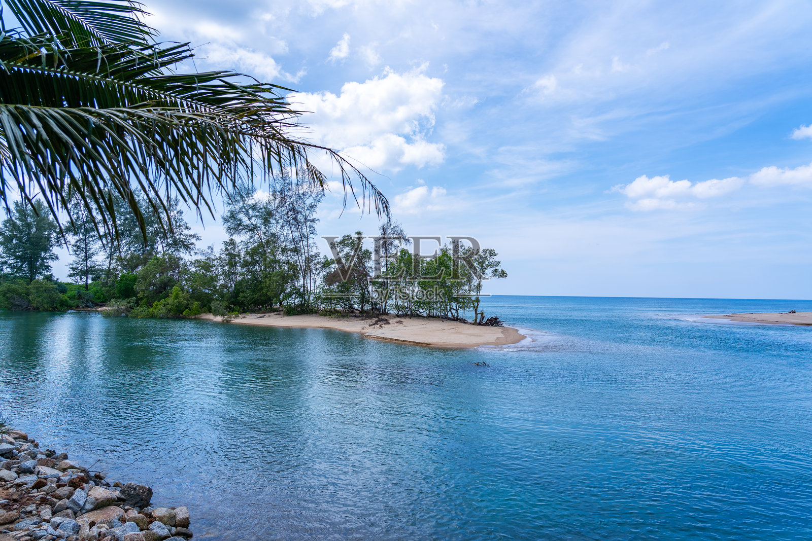 夏季海滩，棕榈树，蓝天白云背景照片摄影图片