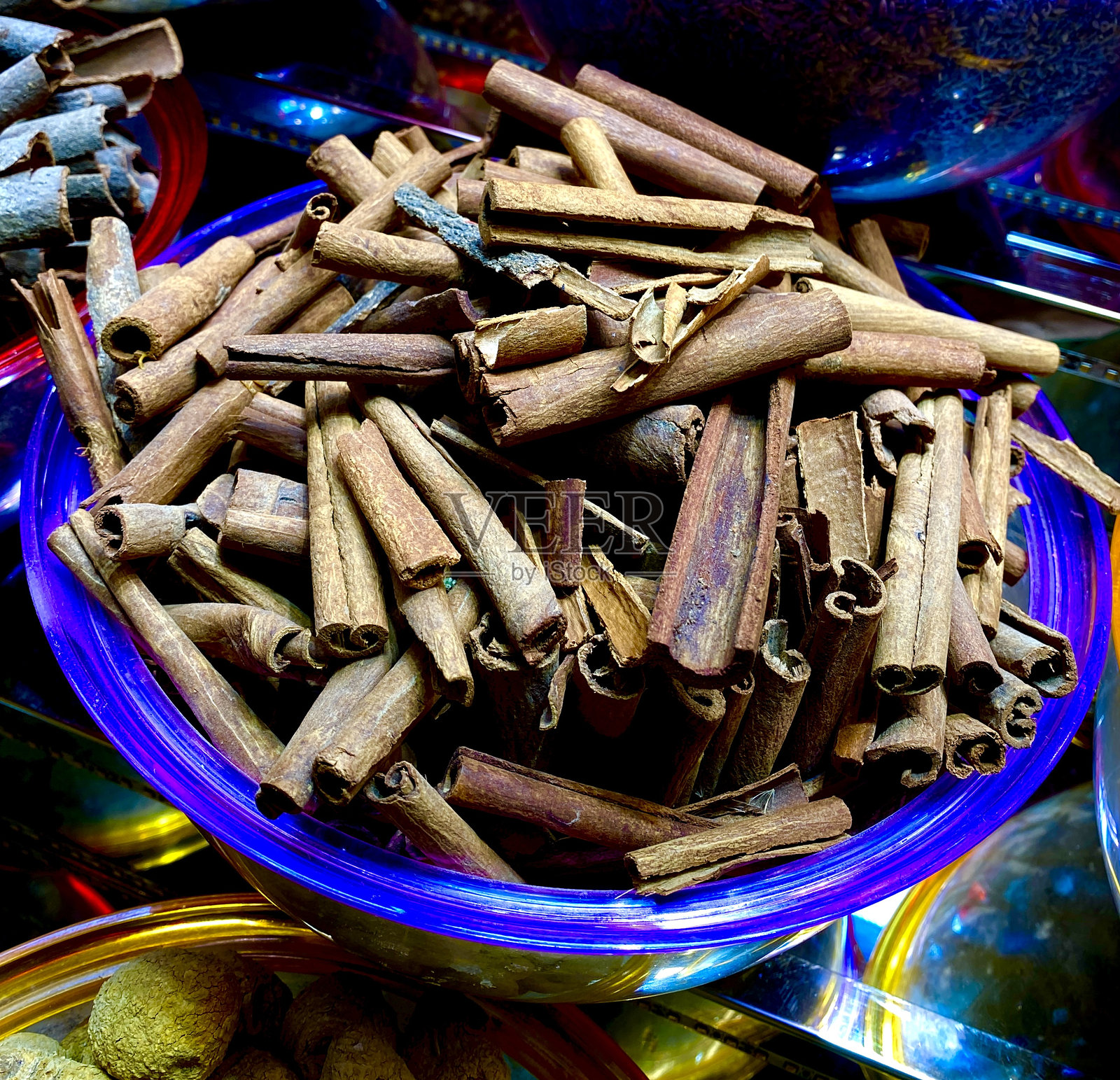 自然肉桂棒放在一个生动的碗中：香气四溢的香料，适合美味烹饪和草药疗法照片摄影图片