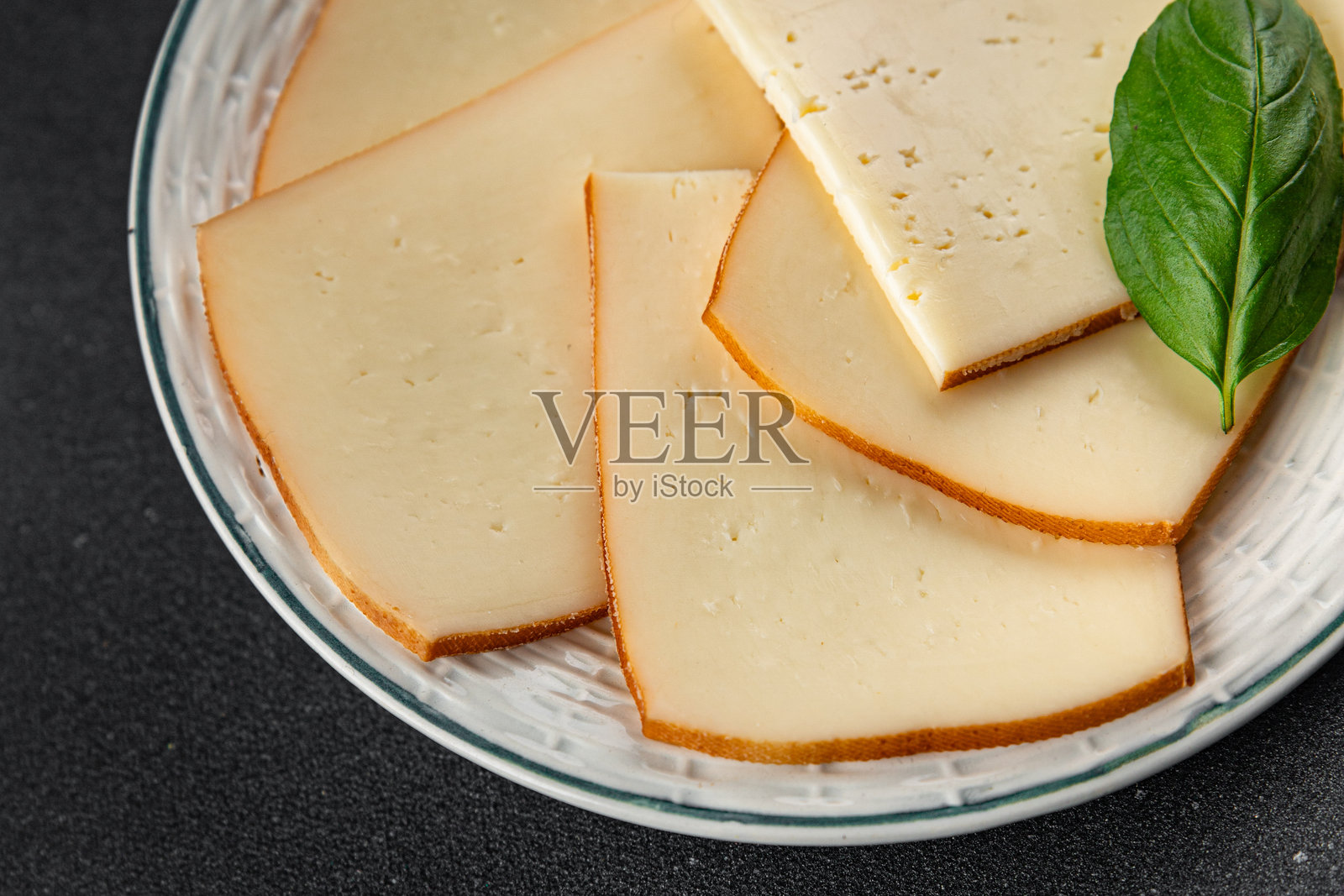 瑞士乳酪美味的食物菜肴，新鲜可口的美食背景， rustic 风格的桌面俯视图，留白空间照片摄影图片