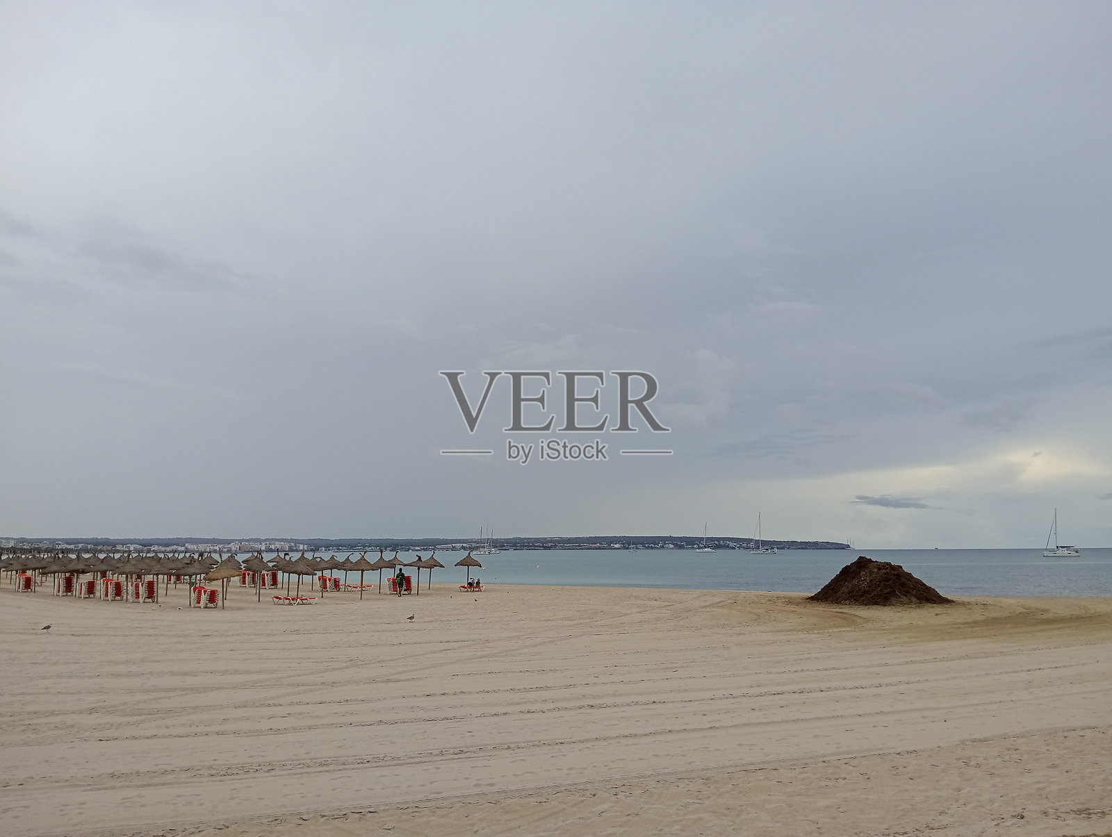 马略卡岛在暴风雨的夏日，帕尔马的旅游海滩风景。照片摄影图片