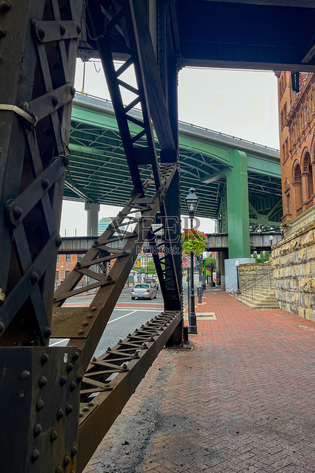 一座有绿色屋顶和金属栏杆的桥。里士满主街车站，弗吉尼亚州。照片摄影图片