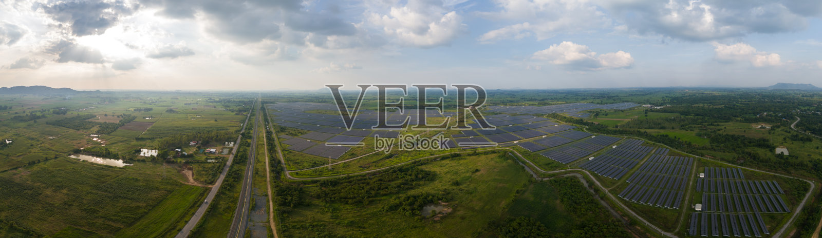 农业地区的太阳能农场全景（太阳能电池），配备电力生成系统，代表可再生绿色能源，地面安装的太阳能电池板。照片摄影图片