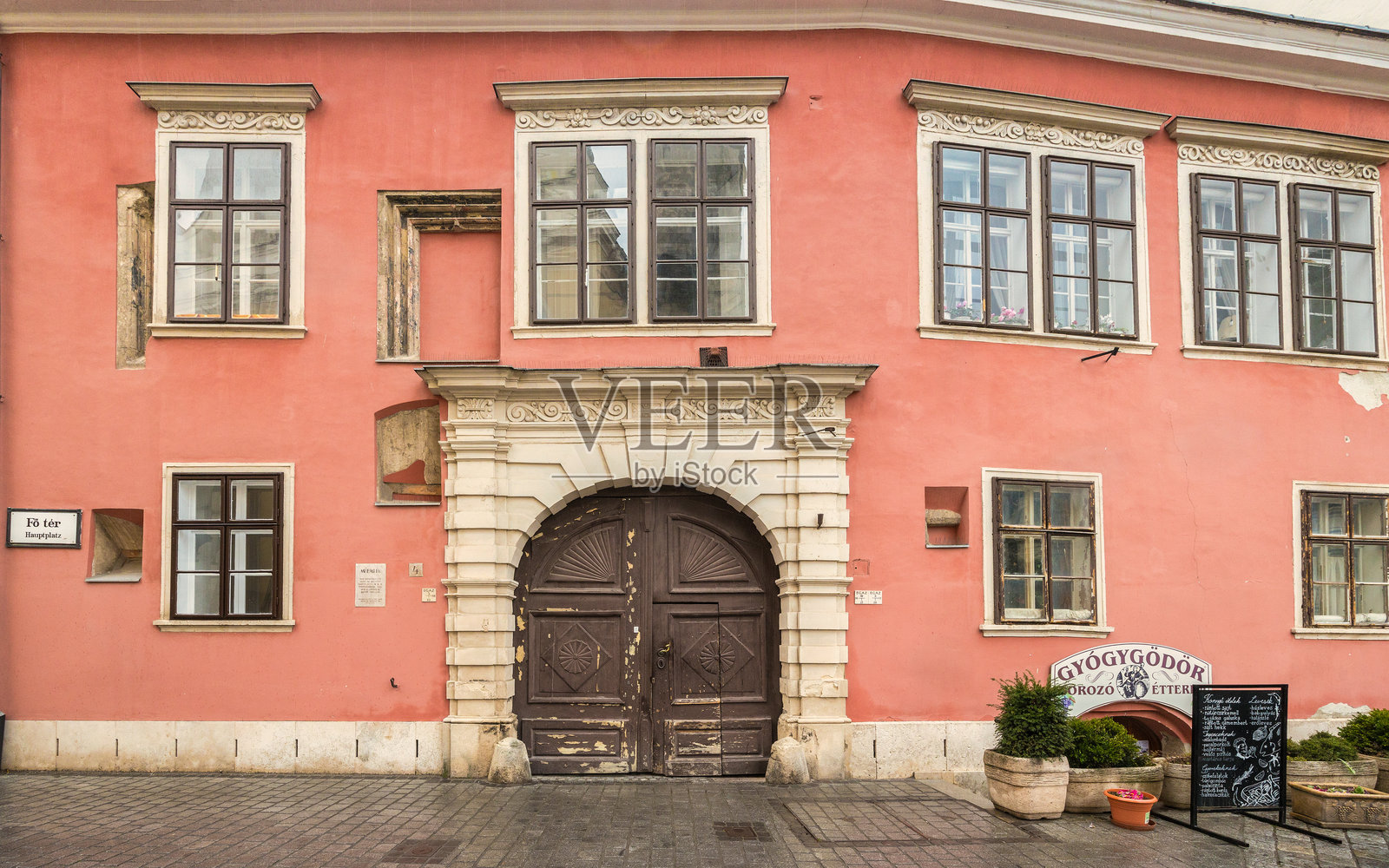 镇中心的历史建筑。照片摄影图片