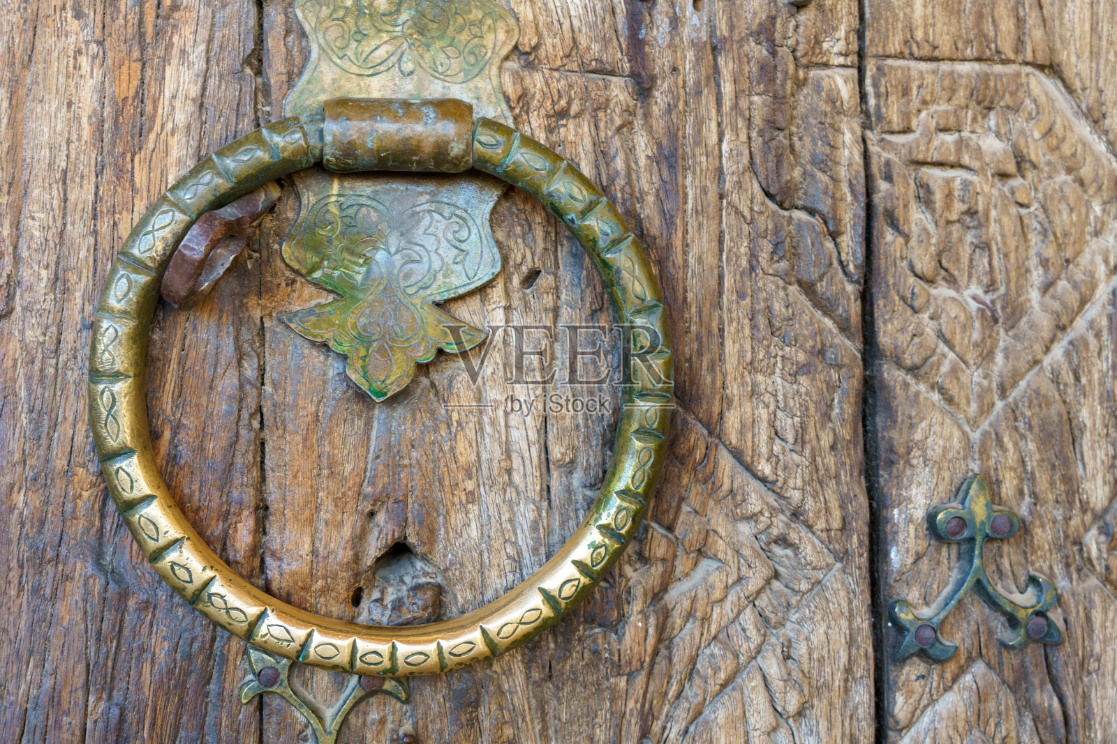 带金环的黄铜门把手照片摄影图片