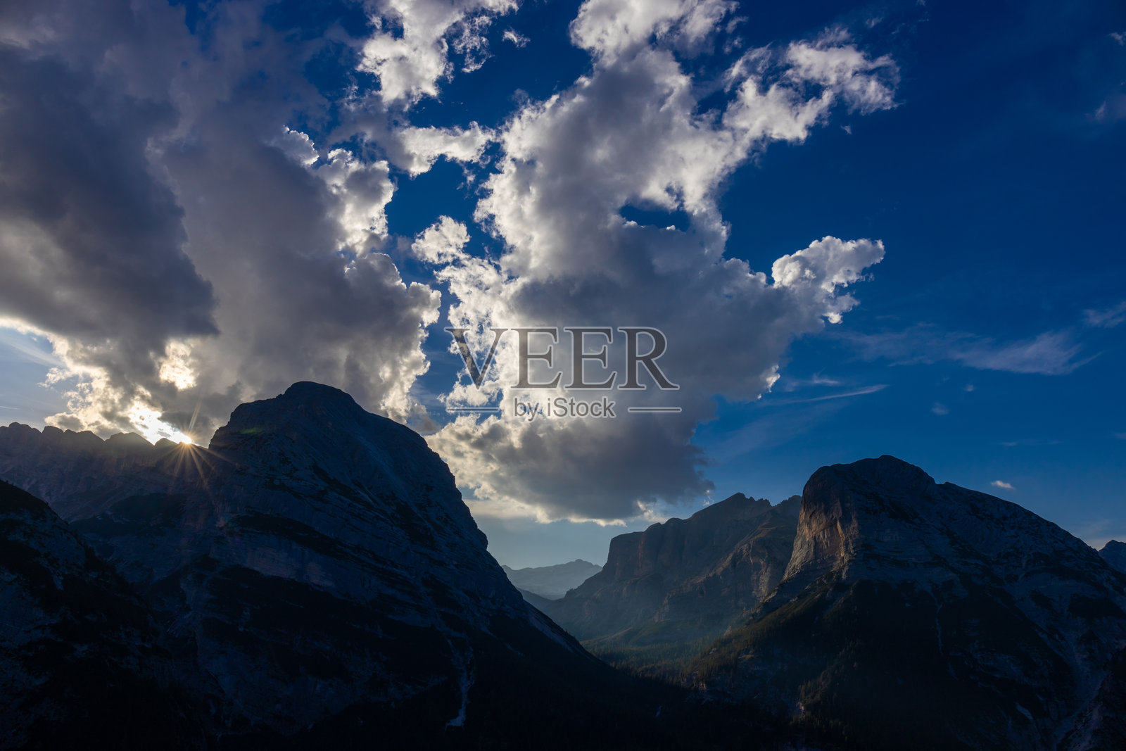 雾蒙蒙的天空与地平线上山脉的轮廓照片摄影图片