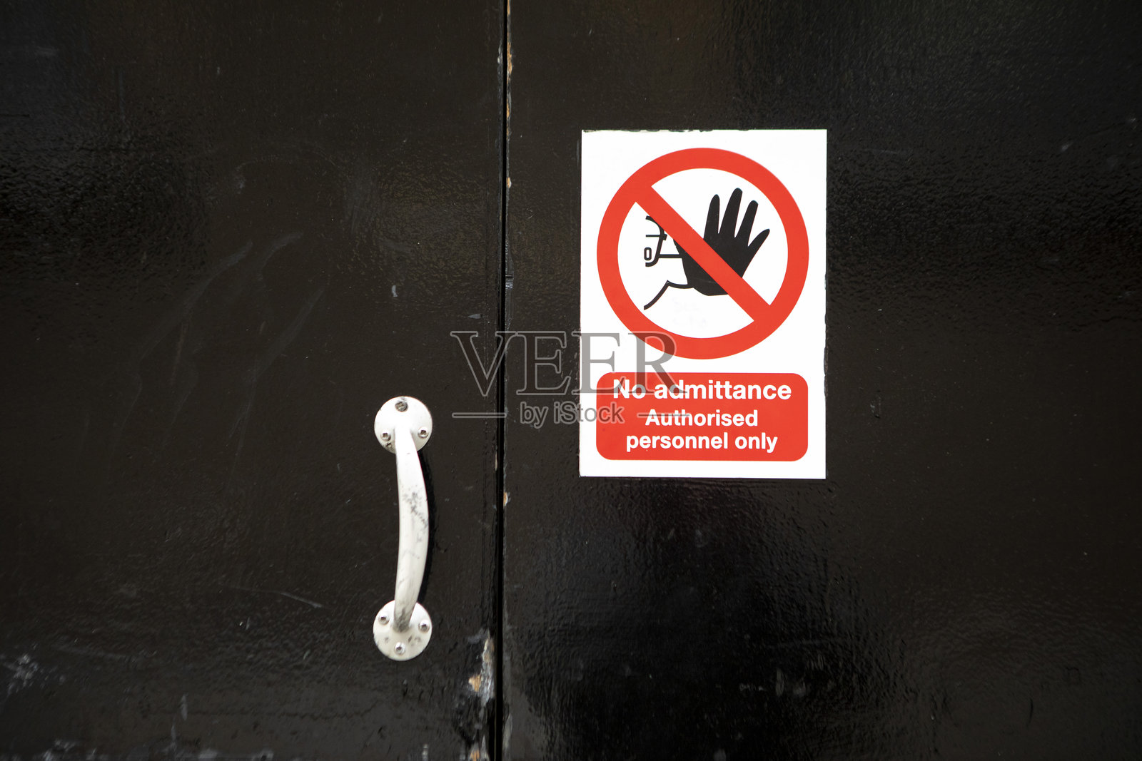 黑色门上的禁止入内标志照片摄影图片